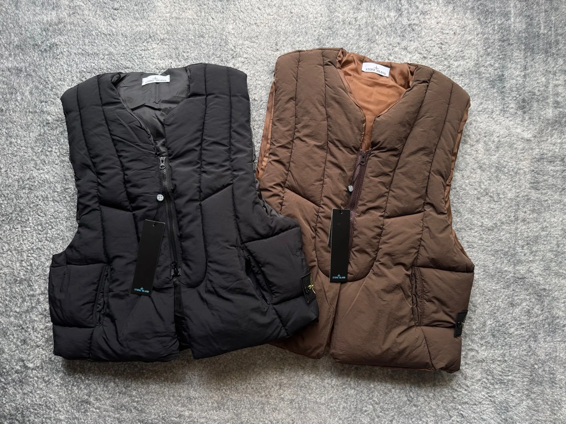 P280 Stone Island 25Fw Stone Island Linear Split Silhouette Cotton-Filled Deconstructed Waistcoat Jacket Stone Island's 2025 Grand Offering The outer layer is made of high-quality wrinkled nylon fabric, and the inner layer is filled with high-comfort and warm velvet cotton. The filling amount is very sufficient and the overall clothing is very full. The upper body silhouette and warmth are well guaranteed. The front and rear split line design is simple without losing details. The double zipper puller zipper increases practicality. The short design is very suitable for trendy matching in all seasons. It is very effective whether it is paired with a sweatshirt or a jacket. The basic black and chocolate brown meet the requirements of jumping in color and being versatile. It is a powerful tool for matching lazy suits when going out on the street. The classic emblem armband of Stone Island highlights the brand tension. It is first released on the entire network. Manufactured by a large factory. Complete with three-label accessories. Same style for men and women. Color: brown/black Size: m～xl